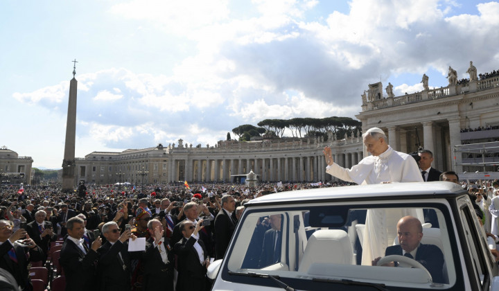 Papež pozdravlja vernike na Trgu sv. Petra Papež pozdravlja vernike na Trgu sv. Petra (foto: Vatican media)
