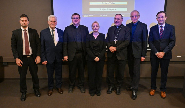 Udeleženci konference Moč dialoga v razdeljenem svetu (foto: kanonist.eu)