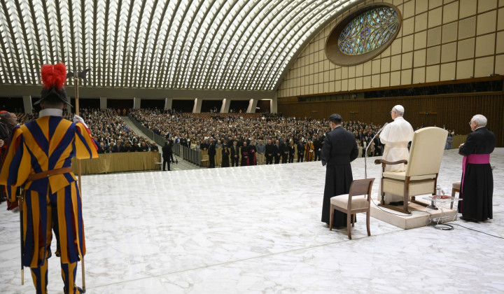 Srečanje papeža Leona XIV. z rimsko kurijo Srečanje papeža Leona XIV. z rimsko kurijo (foto: Vatican Media)