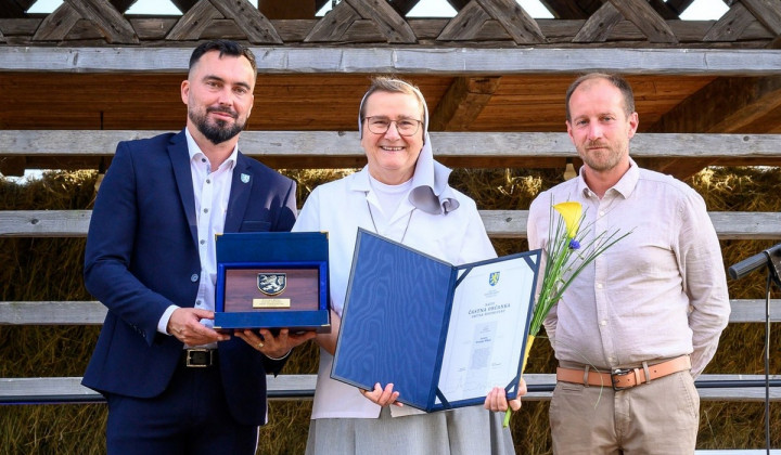 S. Zvonka Mikec je na predlog župana Tomaža Ramovša postala častna občanka Šentruperta S. Zvonka Mikec je na predlog župana Tomaža Ramovša postala častna občanka Šentruperta (foto: Alenka Peterlin)
