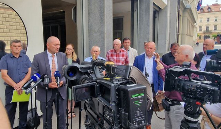 Izjava za medije po pogovorih pri predsedniku vlade (foto: KGZS)