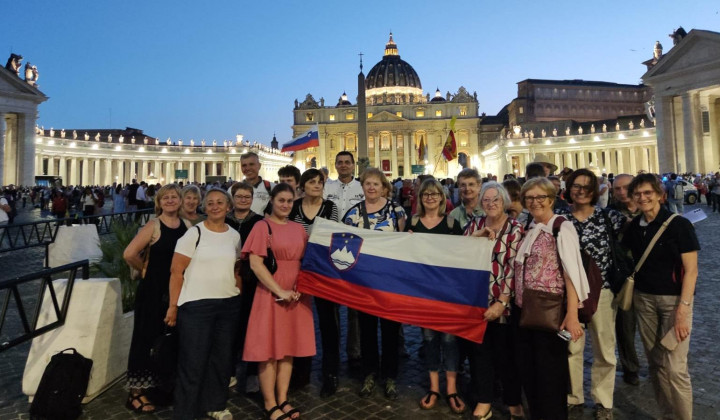 Slovenski romarji na Trgu sv. Petra Slovenski romarji na Trgu sv. Petra (foto: Marjeta Bobnar)