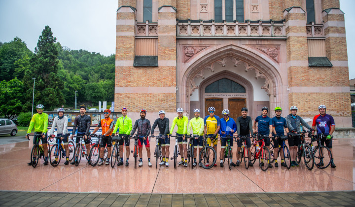 Romarji upanja pred cerkvijo Marije Pomagaj na Rakovniku Romarji upanja pred cerkvijo Marije Pomagaj na Rakovniku (foto: Rok Mihevc)