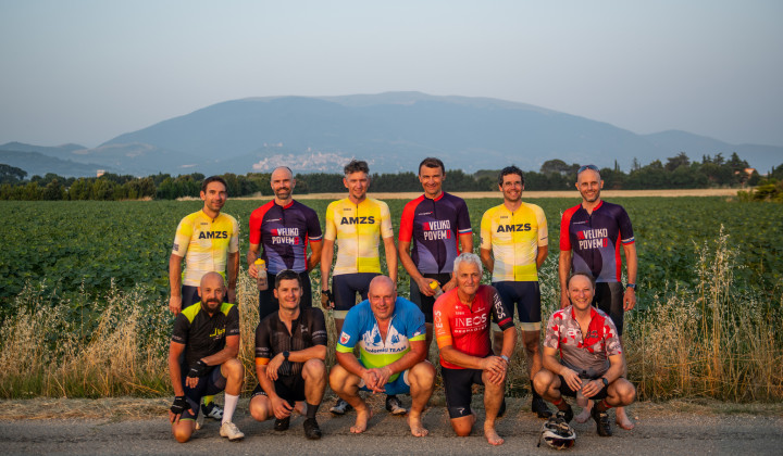 Kolesarji upanja v ozadju pa Assisi Kolesarji upanja v ozadju pa Assisi (foto: Rok Mihevc)