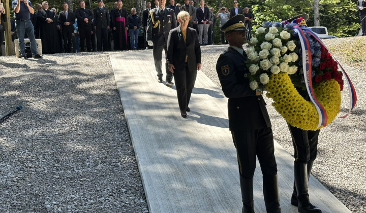 Kočevski rog, brezno pod Macesnovo gorico. Prireditev v poklon žrtvam na kraju spomina Jama pod Macesnovo gorico, ki se je je na povabilo ministra za obrambo Boruta Sajovica udeležila tudi predsednica republike Nataša Pirc Musar. Kočevski rog, brezno pod Macesnovo gorico. Prireditev v poklon žrtvam na kraju spomina Jama pod Macesnovo gorico, ki se je je na povabilo ministra za obrambo Boruta Sajovica udeležila tudi predsednica republike Nataša Pirc Musar. (foto: Aleš Kocjan/STA)