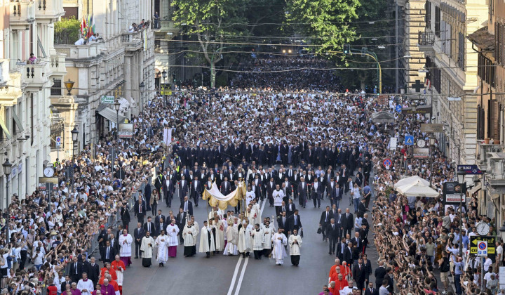Procesija s Svetim Rešnjim Telesom do lateranske bazilike Procesija s Svetim Rešnjim Telesom do lateranske bazilike (foto: Vatican media)