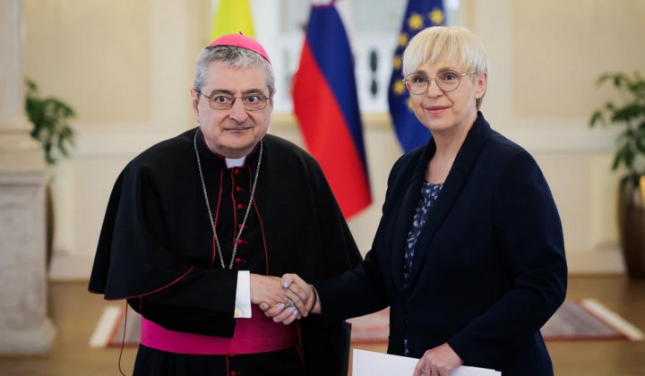 Predsednica republike Nataša Pirc Musar je sprejela poverilno pismo apostolskega nuncija Svetega sedeža v RS nadškofa Luiga Bianca Predsednica republike Nataša Pirc Musar je sprejela poverilno pismo apostolskega nuncija Svetega sedeža v RS nadškofa Luiga Bianca (foto: Daniel Novakovič/STA)