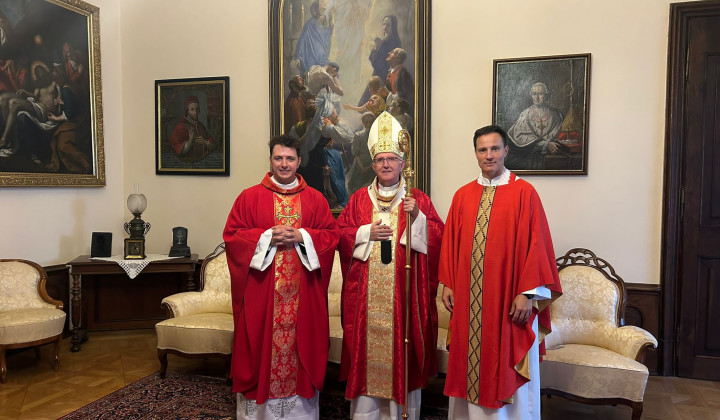 Nadškof Stanislav Zore in novomašnika Matija Golob (levo) in br. Ambrož Brezovšek (desno) Nadškof Stanislav Zore in novomašnika Matija Golob (levo) in br. Ambrož Brezovšek (desno) (foto: Nadškofija Ljubljana)