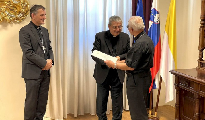 Nuncij msgr. Luigi Bianco je škofu Andreju Glavanu predal papeževo voščilo (foto: SŠK)