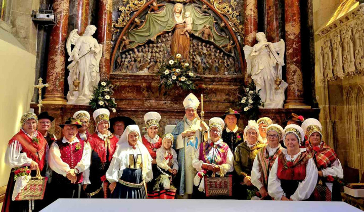 Nadškof Cvikl s klekljaricami (foto: Sašo Komes)