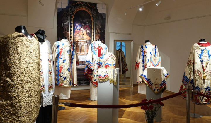Mašni plašči Mašni plašči (foto: p. Ivan Rampre/Vatican News)