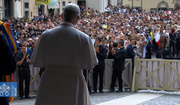 Pozdravili so ga romarji iz Poljske, Peruja, Italije in drugih držav Pozdravili so ga romarji iz Poljske, Peruja, Italije in drugih držav (foto: Posnetek zaslona)