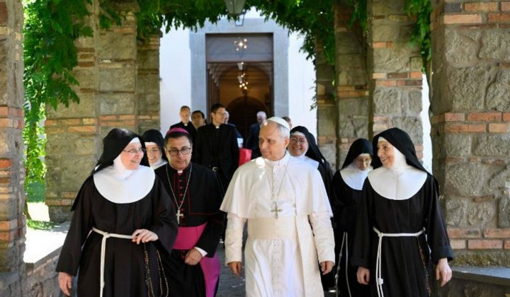 Papež s sestrami klarisami v Albanu blizu Rima (foto: Vatican news)