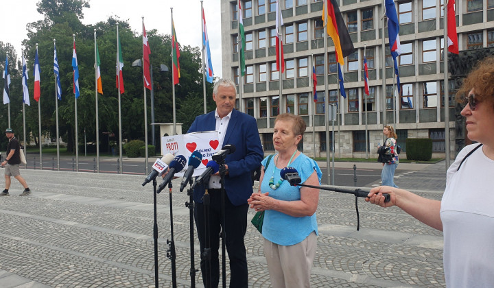 Prvo podpisana Aleš Primc in Milena Miklavčič sta v državni zbor odnesla več kot 15.000 podpisov, zbranih v pičlih nekaj dneh (foto: Glas za otroke in družine)