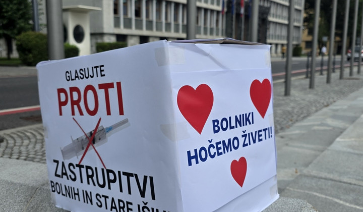 Velika škatla s podpisi za zaščito življenja Velika škatla s podpisi za zaščito življenja (foto: Glas za otroke in družine)