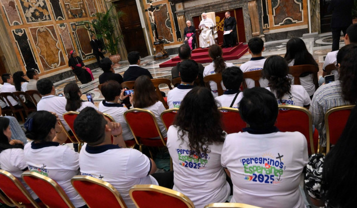 Mladi iz Peruja pri papežu (foto: Vatican Media)