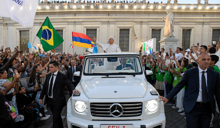 Papež v papamobilu Papež v papamobilu (foto: Vatican Media)