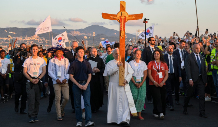 Papež Leon XIV. z mladimi Papež Leon XIV. z mladimi (foto: Vatican Media/Simone Risoluti)