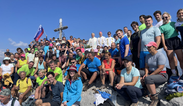 Skupina na vrhu Storžiča (foto: ARO)