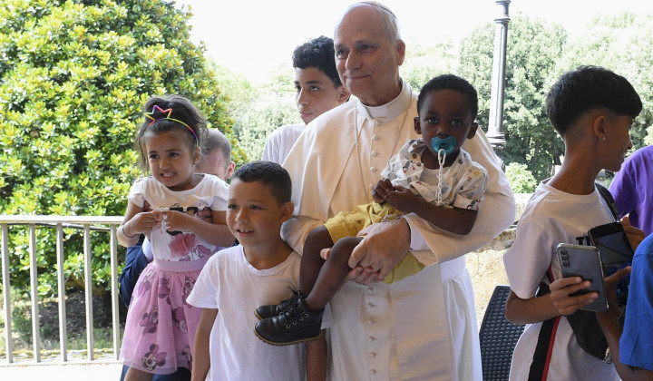 Papež se je posebej slikal z nekaterimi otroki iz družin, s katerimi je obedoval (foto: Vatican media)