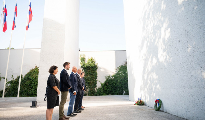 Delegacija Študijskega centra za narodno spravo, Vojaškega vikariata Slovenske vojske in Nadskofije Ljubljana je v okviru obeležja Evropskega dne spomina na žrtve totalitarnih in avtoritarnih režimov položila cvetje pred spomenik žrtvam vseh vojn (2024). (foto: STA)