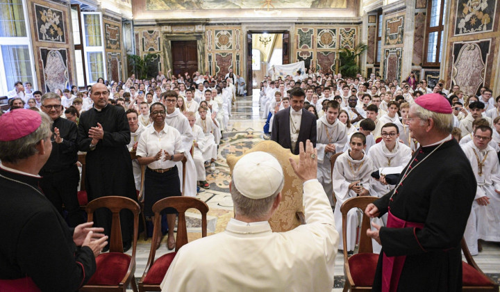 Papež s francoskimi ministranti (foto: Vatican media)