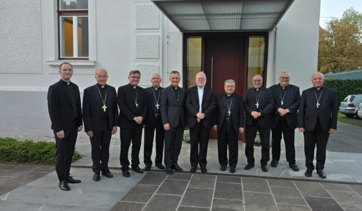 Škofje z gostom Škofje z gostom (foto: Katoliška cerkev)