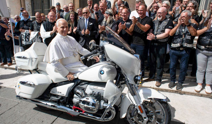 Papež Frančišek na motorju (foto: Vatican Media)