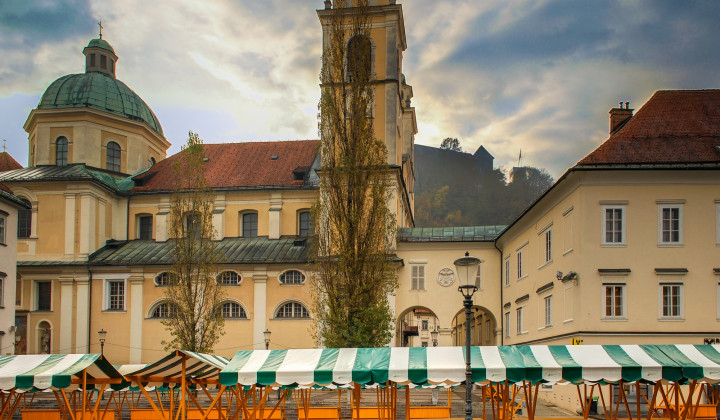 Ljubljanska stolnica s tržnico v ospredju Ljubljanska stolnica s tržnico v ospredju (foto: Mihael Grmek, CC BY-SA 3.0 <https://creativecommons.org/licenses/by-sa/3.0>, via Wikimedia Commons)