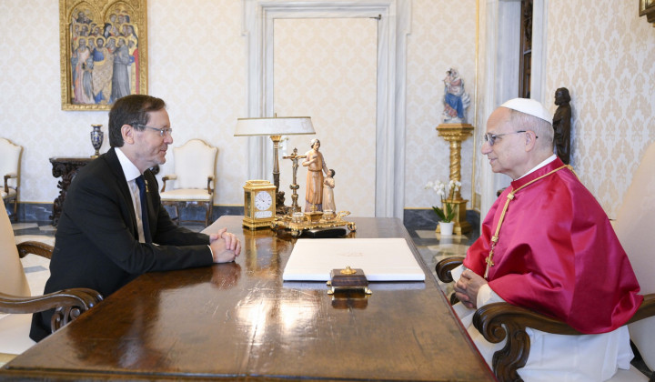 Papež Leon XIV. in izraelski predsednik Izak Hercog Papež Leon XIV. in izraelski predsednik Izak Hercog (foto: Vatican Media)