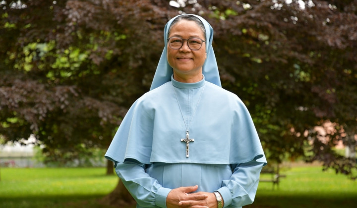 Sestra Christine Mynsong na vrtu pred Rediem Ognjišče Sestra Christine Mynsong na vrtu pred Rediem Ognjišče (foto: Igor Vojinović)