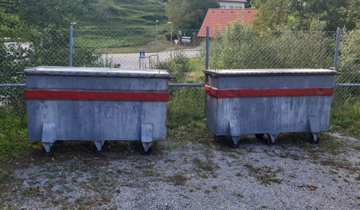 V kontejnerje lahko odlagajo trupla živali samo higijeniki. Kmetom morajo ob prevzemu izdati dokument, ki ga potrebujejo za uveljavljanje višje sile. V kontejnerje lahko odlagajo trupla živali samo higijeniki. Kmetom morajo ob prevzemu izdati dokument, ki ga potrebujejo za uveljavljanje višje sile. (foto: MKGP)