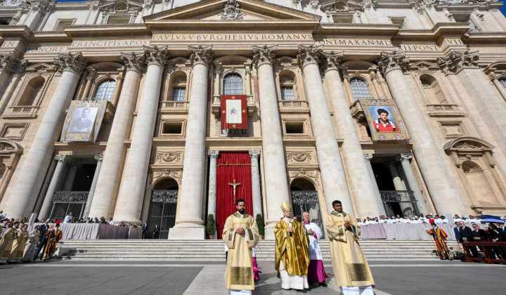 Slovesnost kanonizacije dveh novih svetnikov je spremljala množica vernikov, predvsem maldih (foto: Simone Risoluti - Vatican media)
