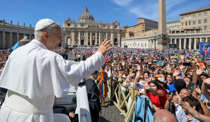 Papež pozdravlja številne vernike na Trgu sv. Petra (foto: Simone Risoluti - Vatican media)