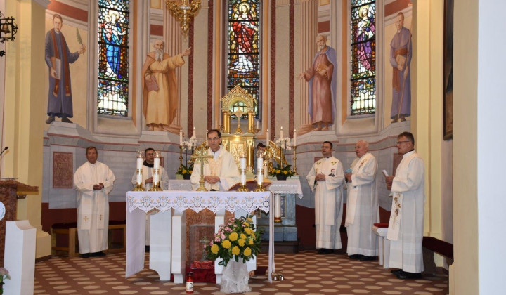 Sveta maša v župnijski cerkvi Srca Jezusovega v Veliki Polani Sveta maša v župnijski cerkvi Srca Jezusovega v Veliki Polani (foto: Arhiv Lojzeta Kozarja)