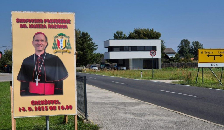 Plakati ob cesti vabijo na škofovsko posvečenje Janeza Kozinca (foto: Škofija Murska sobota)