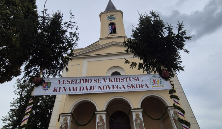 Župnijska cerkev v Črenšovcih Župnijska cerkev v Črenšovcih (foto: ARO)