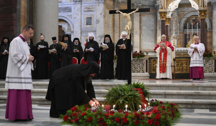 Papež z verskimi voditelji med ekumenskim bogoslužjem (foto: Vatican media)