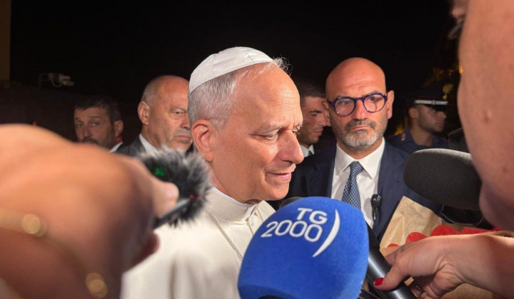 Papež Leon XIV. ob odhodu iz Ville Barberini v Castelgandolfu Papež Leon XIV. ob odhodu iz Ville Barberini v Castelgandolfu (foto: Vatican Media)