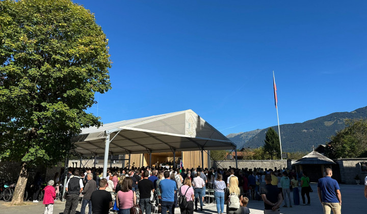 Trg pred baziliko je bil poln do zadnjega kotička Trg pred baziliko je bil poln do zadnjega kotička (foto: Romarski urad Brezje)