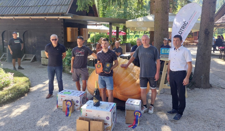 Primož Kotnik je pridelal najtežjo bučo v Sloveniji Primož Kotnik je pridelal najtežjo bučo v Sloveniji (foto: Maja Horvat)