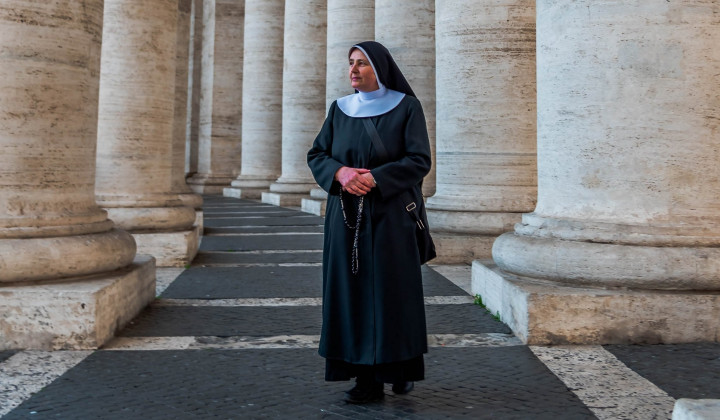 Redovnica moli rožni venec (foto: Duc Tinh Ngo from Pixabay)