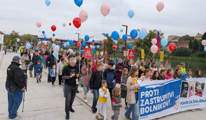 Tudi številni mladi oddali glas za referendum Tudi številni mladi oddali glas za referendum (foto: Fb Urša Cankar Soares)