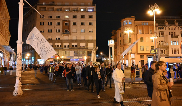 Molitvena procesija po Zagrebu Molitvena procesija po Zagrebu (foto: fb 40 dni za življenje Zagreb)