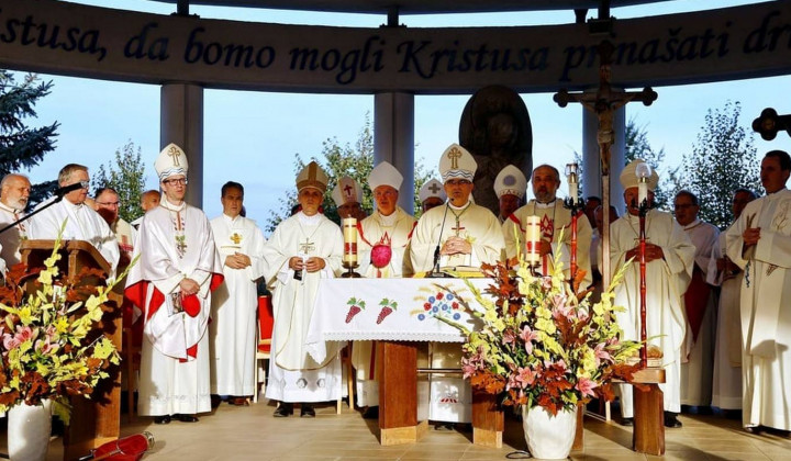 Somaševanje škofov pri sv. Jožefu v Celju (foto: Jože Potrpin)