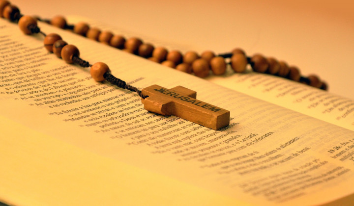 Rožni venec, sveto pismo (foto: João Geraldo Borges Júnior from Pixabay)