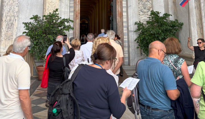 Katehisti in katehistinje pred vstopom skozi sveta vrata (foto: Katja Kac Zupanič)