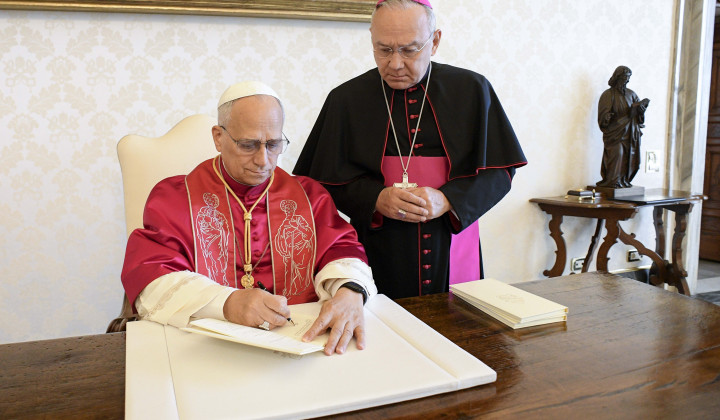 Podpis okrožnice. Papež Leon XIV.  (foto: Vatican Media)