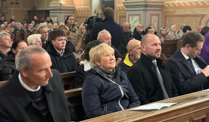 Predsednik NSi Jernej Vrtovec in poslanka Iva Dimic med slovesnostjo na Teharjah (foto: fb Nsi)