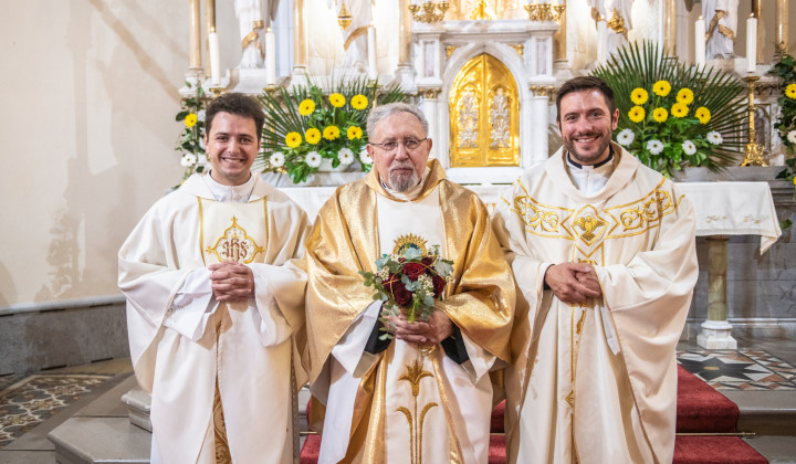 Duhovnik Alojzij Golob z nečakoma duhovnikoma Matijem in Martinom Golobom (foto: Rok Mihevc)